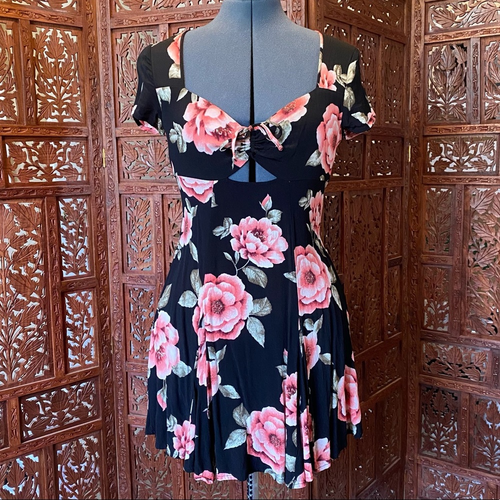 PINK FLORAL SKATER DATE DRESS KEYHOLE OPENING